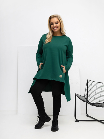 Tmavě zelená tunika plus size s delším zadním dílem.