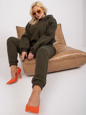 Khaki dresová souprava plus size s kalhotami.