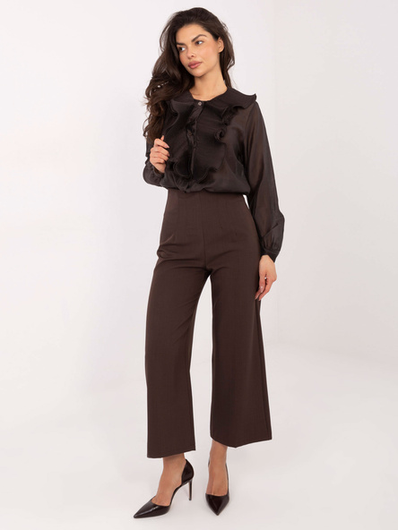 Čokoládová rozepínací košile s kulatým výstřihem.