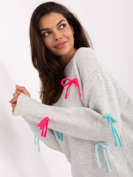 Jasnoszary sweter oversize z długim rękawem 