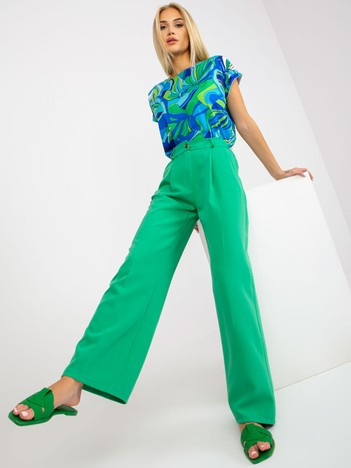 Zelené kalhoty s širokými nohavicemi a kapsami.