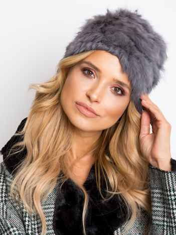 Šedá kožešinová čepice.