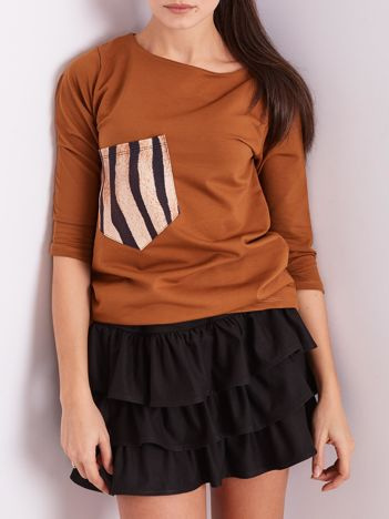 Braune Damenbluse mit Tasche.