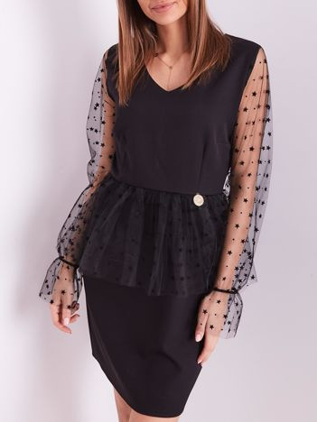 Schwarzes elegantes Kleid mit Tüllärmeln.