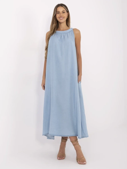 Blaue Oversize-Maxikleid für den Sommer.