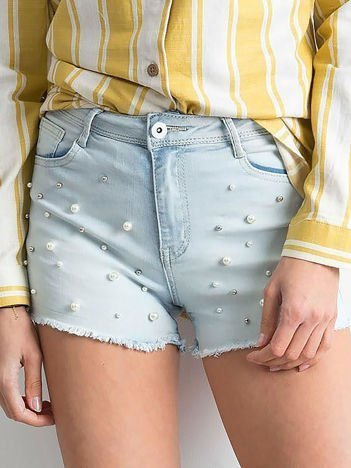 Helle blaue Jeansshorts mit Perlen.