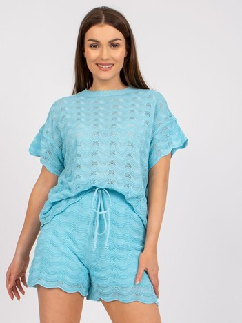 Blaues Sommer-Outfit mit kurzen Ärmeln.