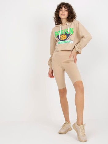 Beige Casual-Set mit kurzer Bluse und Radlerhosen.