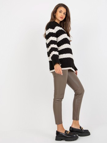 Hurt Schwarz-ecru Strickpullover Oversize mit Zöpfen.