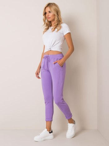 Lila Hosen Approachable.