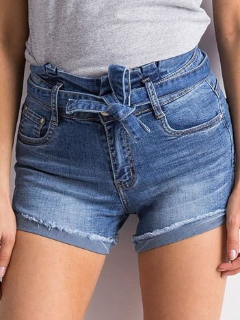 Blaue Jeansshorts mit Bindung.