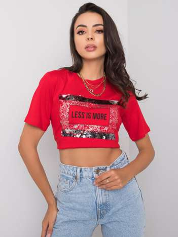Rotes T-Shirt mit der Aufschrift Nikki.