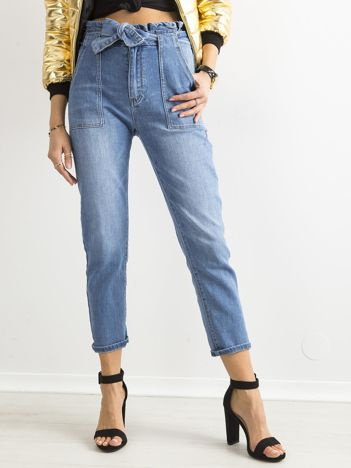 Blaue Boyfriend-Jeans mit hohem Bund.