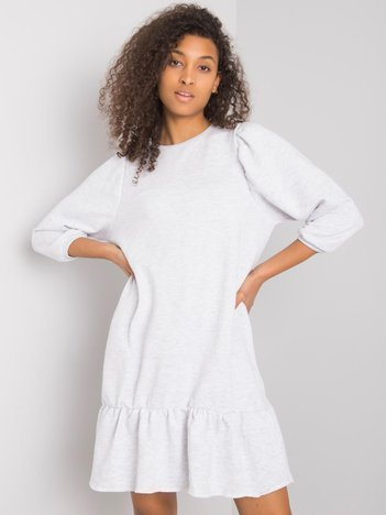 Weiß-beige Kleid mit der Aufschrift Ebba.