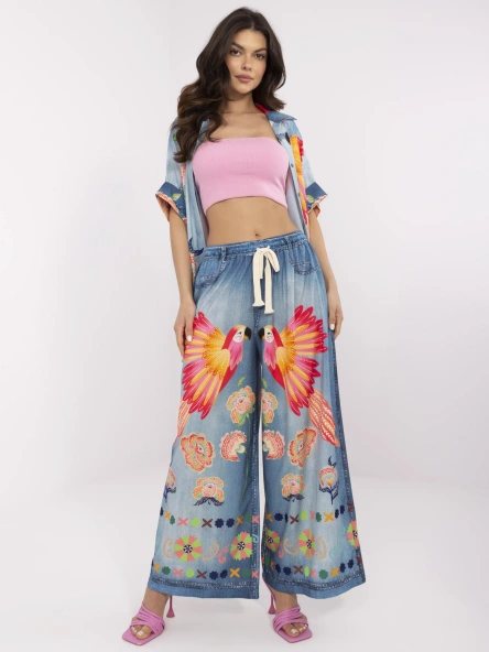 Blaue Palazzo-Hosen mit buntem Druck.