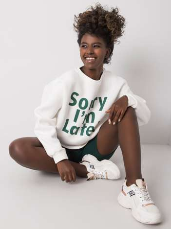 Ecru-grüne Sweatshirt mit Aufschrift.