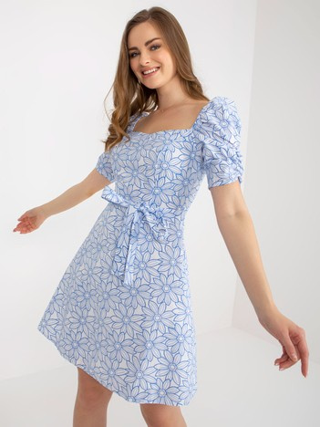 Hurt weiß-blaues Sommerkleid mit kurzen Ärmeln.