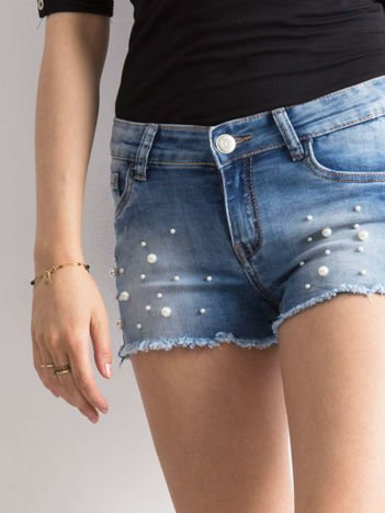 Blaue Jeansshorts mit Perlen.