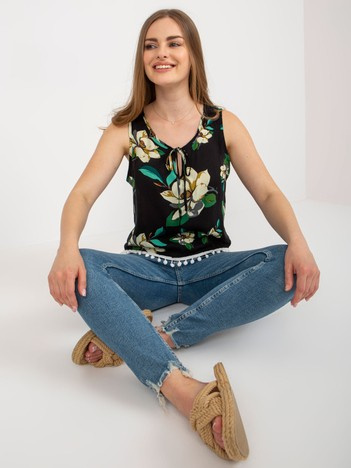 Schwarzes Sommerblusenshirt mit Blumenmuster ohne Ärmel.