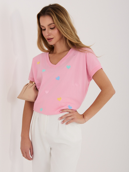 Helle rosa Damenbluse mit bestickten Herzen.