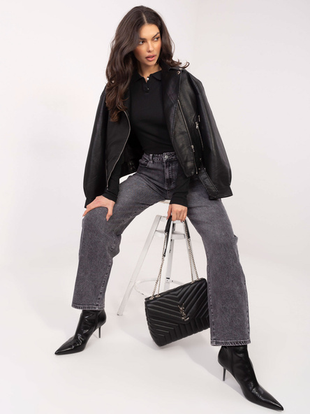 Schwarze Damen-Basicbluse mit Kragen.