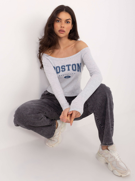 Helle graue Off-Shoulder-Bluse mit dem Aufdruck Boston.