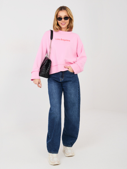 Rosa Damenpullover mit gesticktem Schriftzug.