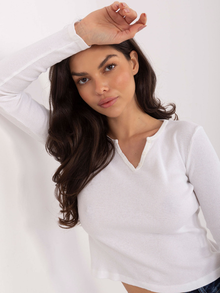 Ecru kurze Basic-Bluse mit langen Ärmeln.