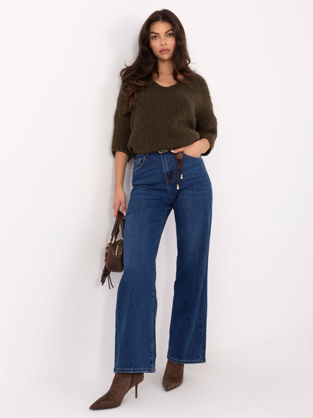 Dunkelblaue Jeans mit geradem Bein und Gürtel.