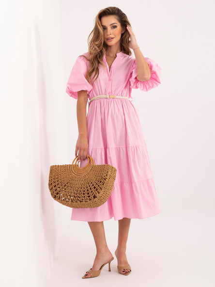 Helle rosa Midi-Kleid für den Sommer.