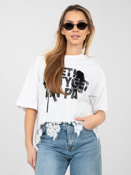 Weiße Baumwollbluse mit Aufschriften.