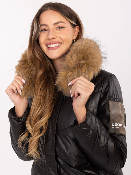 Schwarze Winterjacke mit Kapuze.