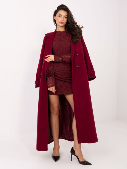 Burgunderfarbene, taillierte Spitzenkleid.