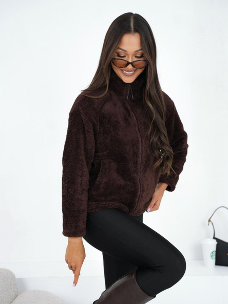 Schokoladenfarbener Damenpullover mit Stehkragen.