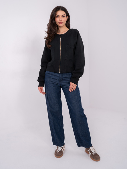 Schwarzer kurzer Pullover mit Fütterung.