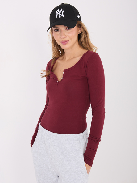 Bordeauxfarbendes Basic-Shirt mit rundem Ausschnitt.