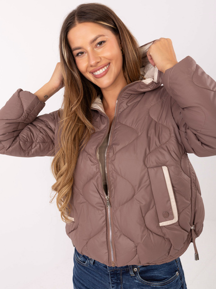 Braune gesteppte Jacke mit Kapuze.