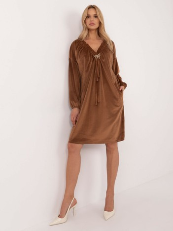 Hurt hellbraunes Samtkleid mit V-Ausschnitt.