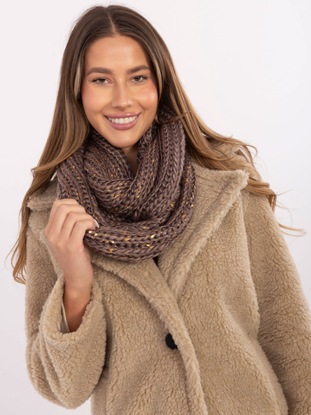 Dunkelbeige Damenstrickschal mit grobem Muster.