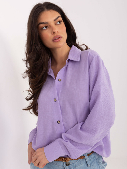 Lila, aufknöpfbare Bluse mit Kragen.