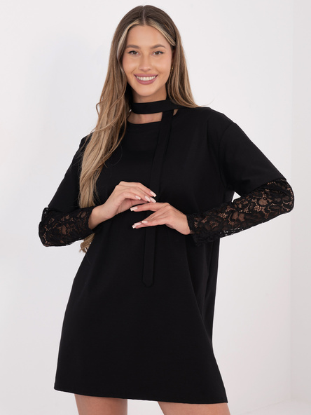 Schwarzes einfaches Kleid mit Spitzenärmeln.