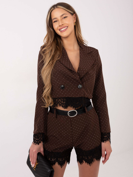 Brauner Blazer mit Spitzenverzierung.