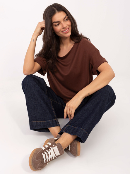 Braunes Basic-T-Shirt mit kurzen Ärmeln.