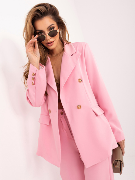 Helle rosa elegante Kombination mit Oversize-Blazer.