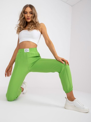 Helle grüne Damenhose aus Stoff ohne Verschluss.