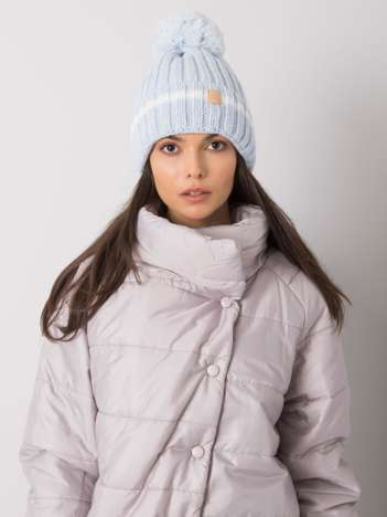 Hellblaue Mütze mit Bommel.
