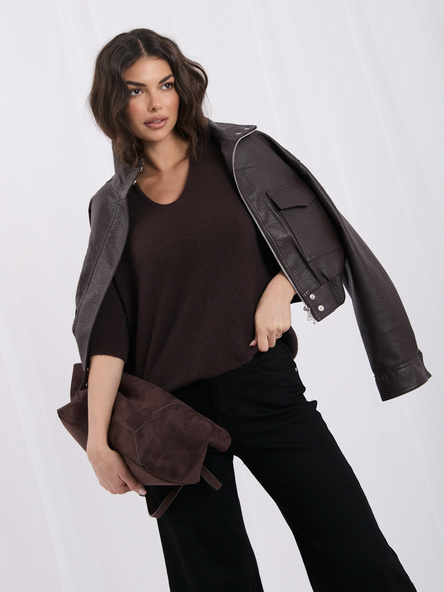 Schokoladenfarbener Damen-Polo-Pullover mit Mohair-Effekt.