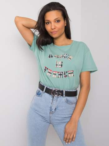 Pistazienfarbenes T-Shirt mit dem Aufdruck Elani.