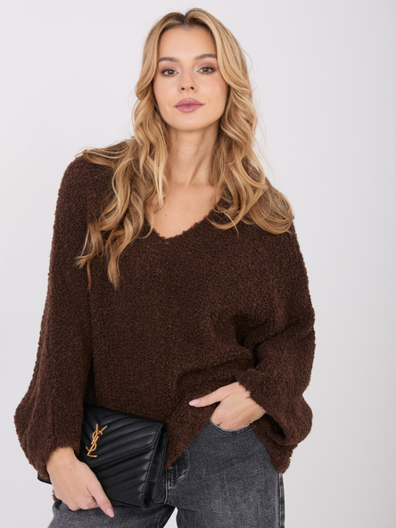 Dunkelbrauner Oversize-Boucle-Pullover mit V-Ausschnitt.