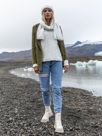 Großhandel Blaue Damen Mom-Jeans mit Löchern.